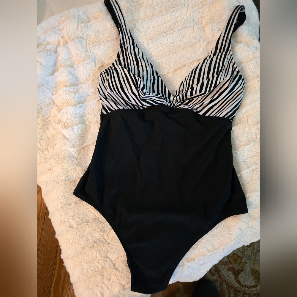 Black & White Profile By Gottex Size 10 Swimsuit